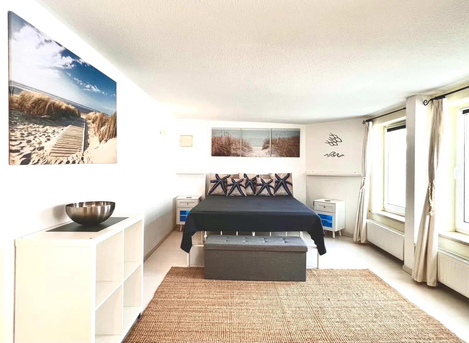 Schlafbereich mit Doppelbett im Ferienapartment 8 Wellen Warnemünde